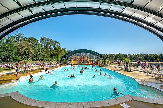 Außenbecken mit Rutschen auf CAPFUN Vakantiepark Capfun het Stoetenslagh, Rheezerveen.