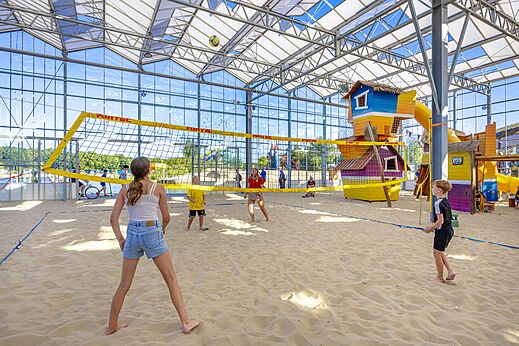 Indoor-Beachvolleyball, Kinderspiele auf dem Campingplatz CAPFUN Vakantiepark Capfun het Stoetenslagh.