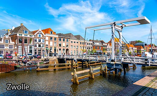 Zugbrücke über einen Kanal mit historischen Häusern in Zwolle, Niederlande.