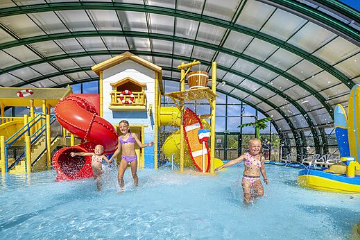 Überdachtes Schwimmbad, Rutschen, Wasserspiele im Camping CAPFUN het Stoetenslagh in Rheezerveen.