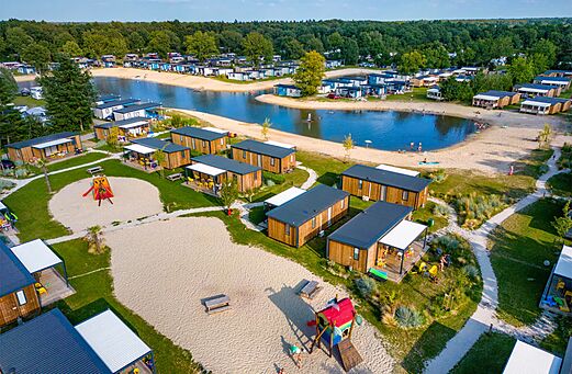 Luftaufnahme Camping mit Mobilheimen und Strand am CAPFUN Vakantiepark Capfun het Stoetenslagh in Rheezerveen.
