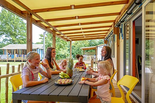 Überdachte Terrasse Mobilheim mit Familie auf dem Campingplatz CAPFUN Vakantiepark Capfun het Stoetenslagh in Rheezerveen.