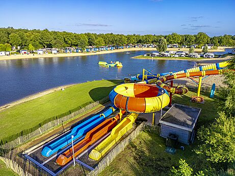 Riesige Wasserrutschen und Sandstrand am See auf CAPFUN Vakantiepark Capfun het Stoetenslagh.