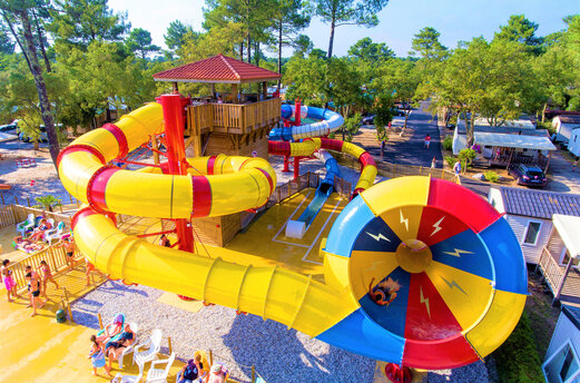 Bunte Wasserrutschen und Wasserpark auf dem Campingplatz CAPFUN Sud Land in Labenne-Ocean (40).