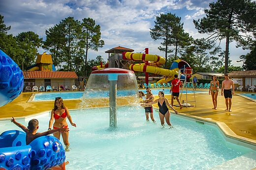 Wasserpark mit Wasserspielen und Rutschen auf dem Campingplatz CAPFUN Sud Land in Labenne-Ocean.