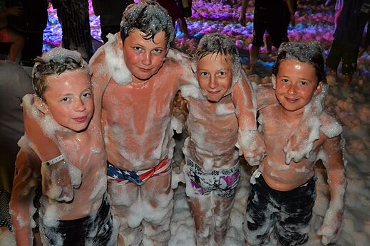 Lachende Kinder auf Schaumparty, Campingplatz CAPFUN Sud Land in Labenne-Ocean.