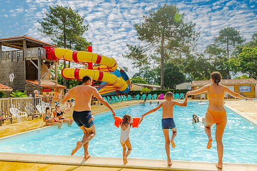 Außenpool, Wasserrutschen und Familie auf Campingplatz CAPFUN Sud Land, Labenne-Ocean.