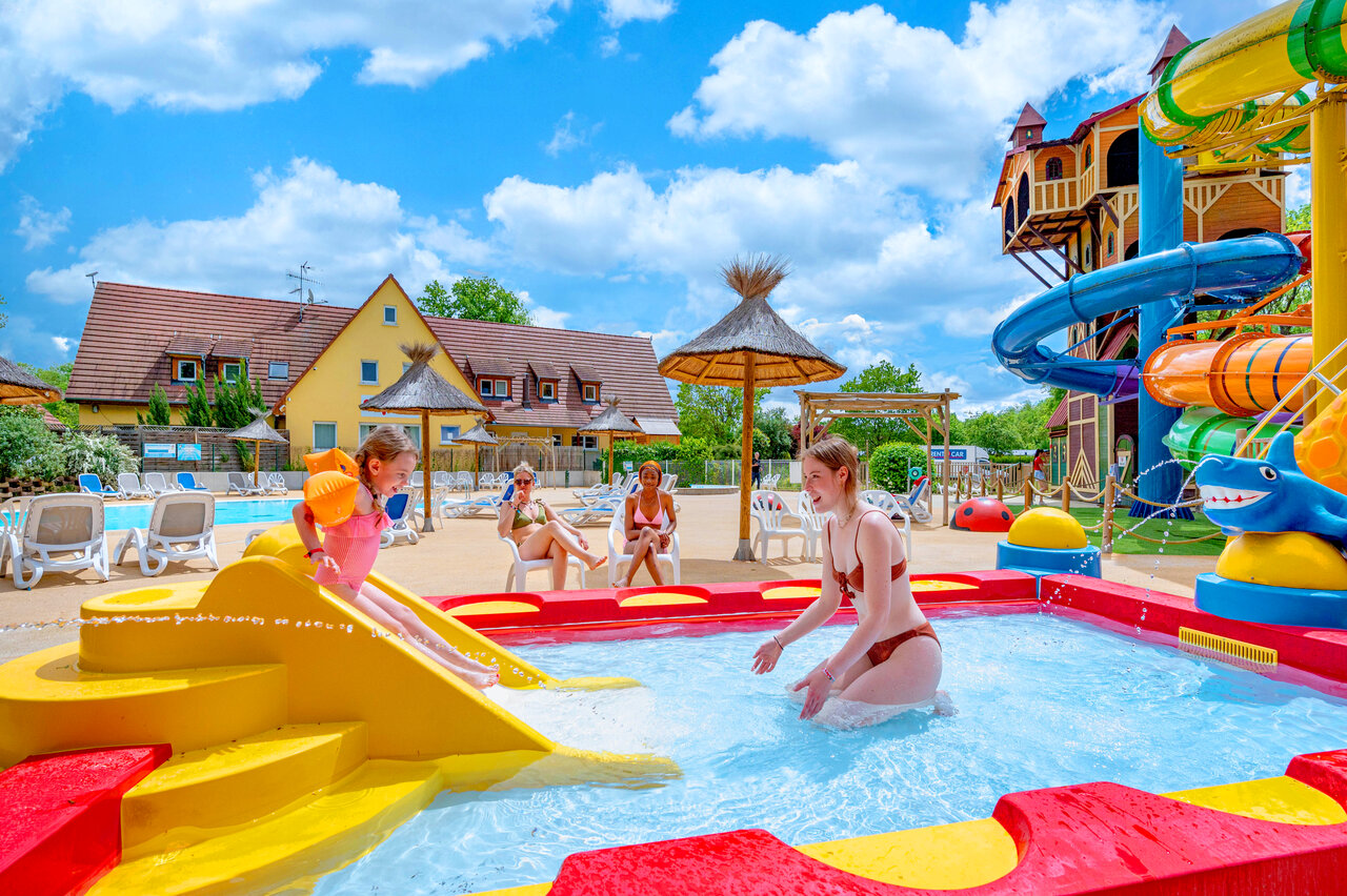 Wasserpark mit Rutschen und Kinderbecken auf dem Campingplatz CAPFUN Suzel in Sainte-Croix-en-Plaine (68).