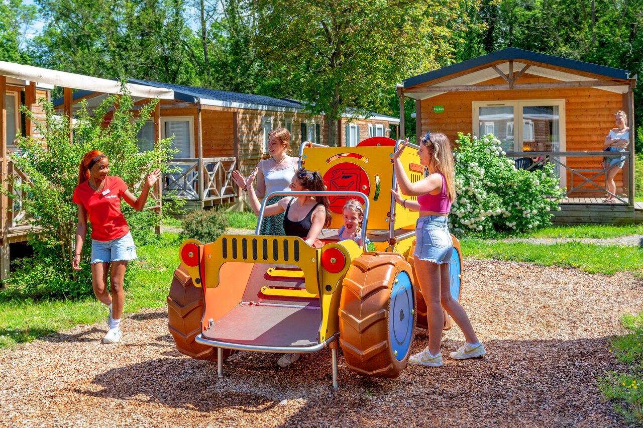 Kinder und Animateur auf Spielplatz Traktor bei CAPFUN Suzel Sainte-Croix-en-Plaine (68).