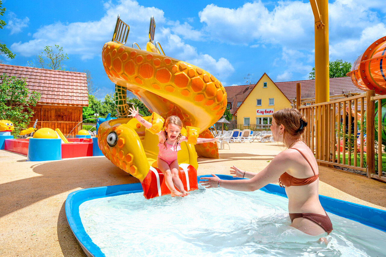 Kind auf Schildkr�tenrutsche, Wasserspielplatz CAPFUN Suzel in Sainte-Croix-en-Plaine (68).