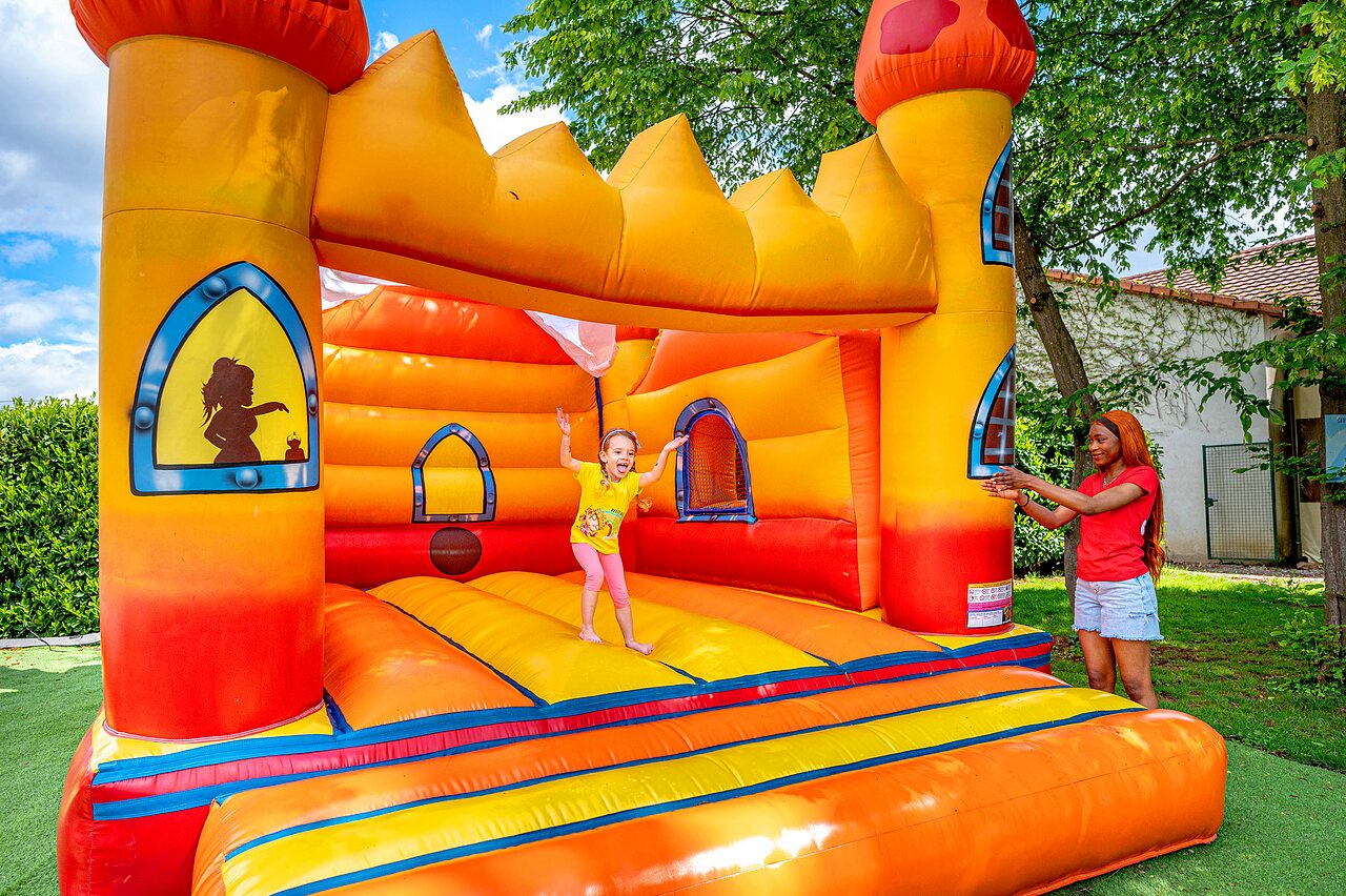Buntes H�pfburg f�r Kinder auf CAPFUN Suzel, Sainte-Croix-en-Plaine (68).