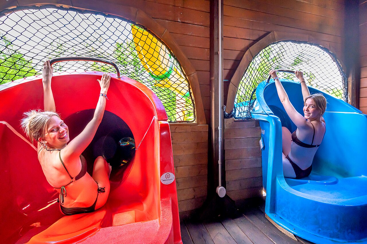 Frauen auf Wasserrutschen, Campingplatz CAPFUN Suzel, Sainte-Croix-en-Plaine (68).
