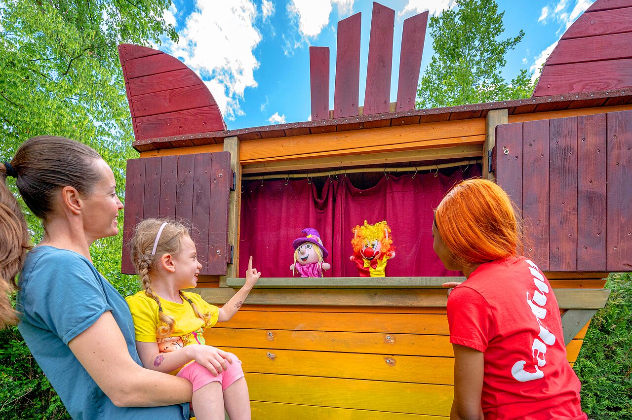 Puppentheater-Animation f�r Kinder auf dem Campingplatz CAPFUN Suzel in Sainte-Croix-en-Plaine.