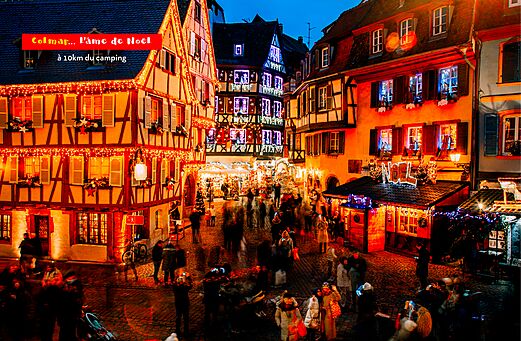 Malerischer Weihnachtsmarkt in Colmar, Elsass, mit beleuchteten Fachwerkh�usern.
