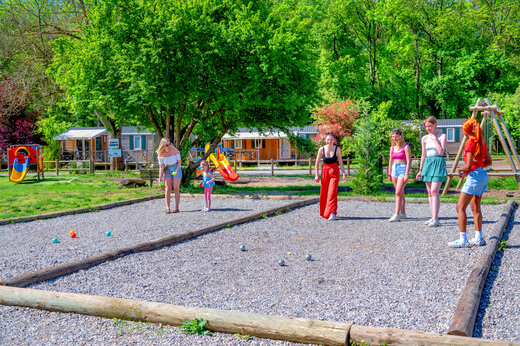 Petanque op het terrein van CAPFUN Suzel in Sainte-Croix-en-Plaine (68).