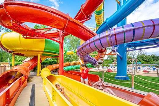 Bunte und schnelle Wasserrutschen auf dem Campingplatz CAPFUN Suzel in Sainte-Croix-en-Plaine (68).