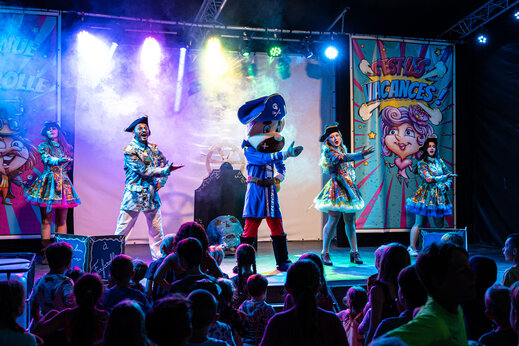 Animatieshow met personages en mascotte op camping CAPFUN Suzel in Sainte-Croix-en-Plaine.