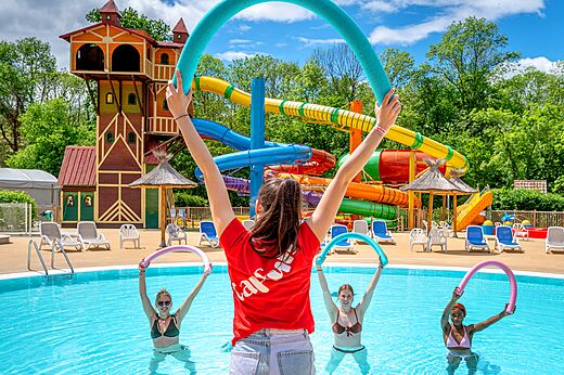 Schwimmbad, Rutschen und Aquagym auf dem Campingplatz CAPFUN Suzel in Sainte-Croix-en-Plaine (68).