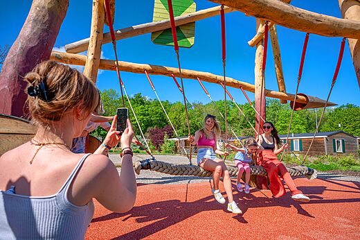 Riesenschaukel aus Holz f�r alle auf dem Campingplatz CAPFUN Suzel in Sainte-Croix-en-Plaine.