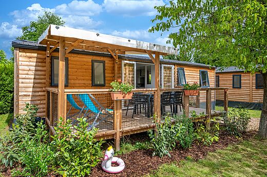 Mobilheim aus Holz mit �berdachter Terrasse auf Camping CAPFUN Suzel in Sainte-Croix-en-Plaine.
