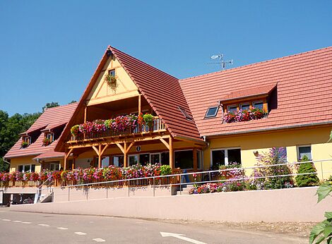 Blumengeschm�ckte Hauptrezeption mit Balkon auf Camping CAPFUN Suzel in Sainte-Croix-en-Plaine (68).
