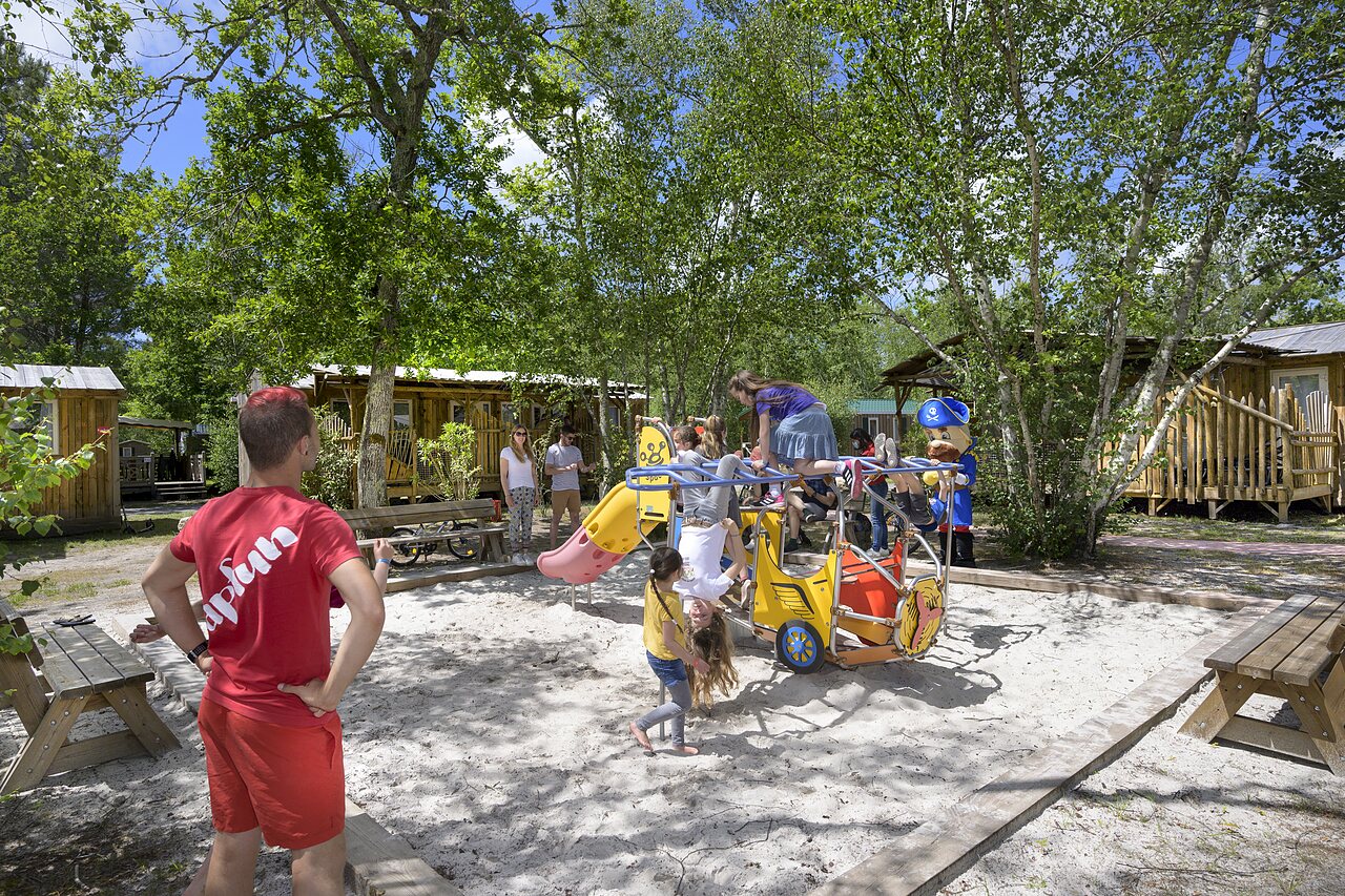 Playground, children and mascot, Mobile homes at CAPFUN Talaris Vacances Lacanau (33).