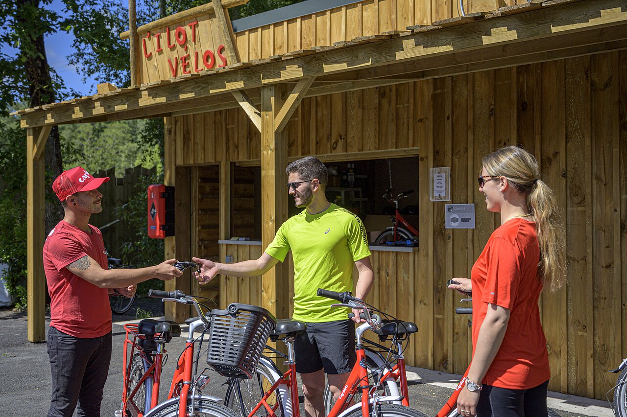Red bicycle rental service at CAPFUN Talaris Vacances campsite in Lacanau (33).