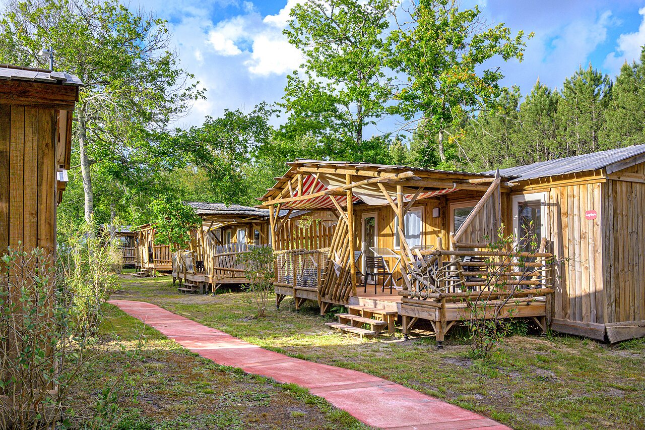 Wooden mobile homes with terraces at CAPFUN Talaris Vacances campsite in Lacanau (33).