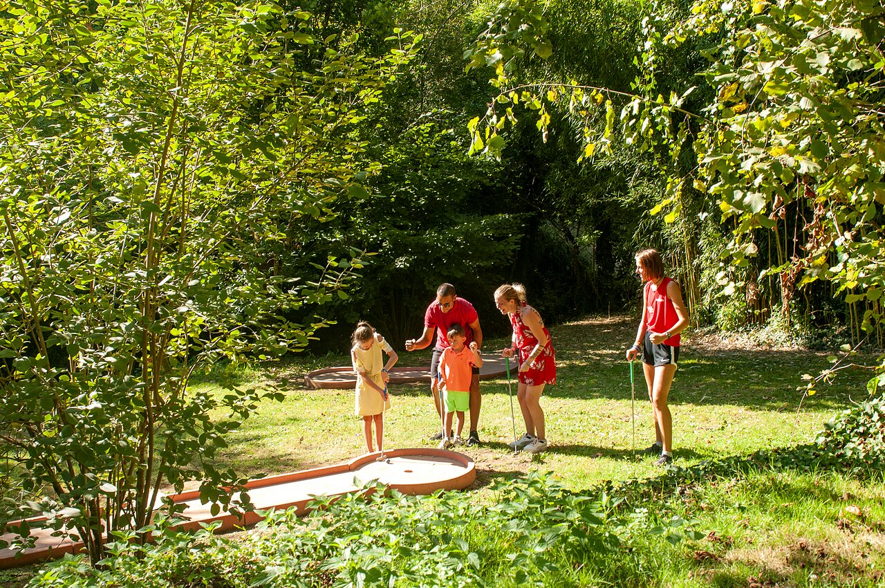 Family mini-golf game at CAPFUN Talaris Vacances campsite in Lacanau (33).