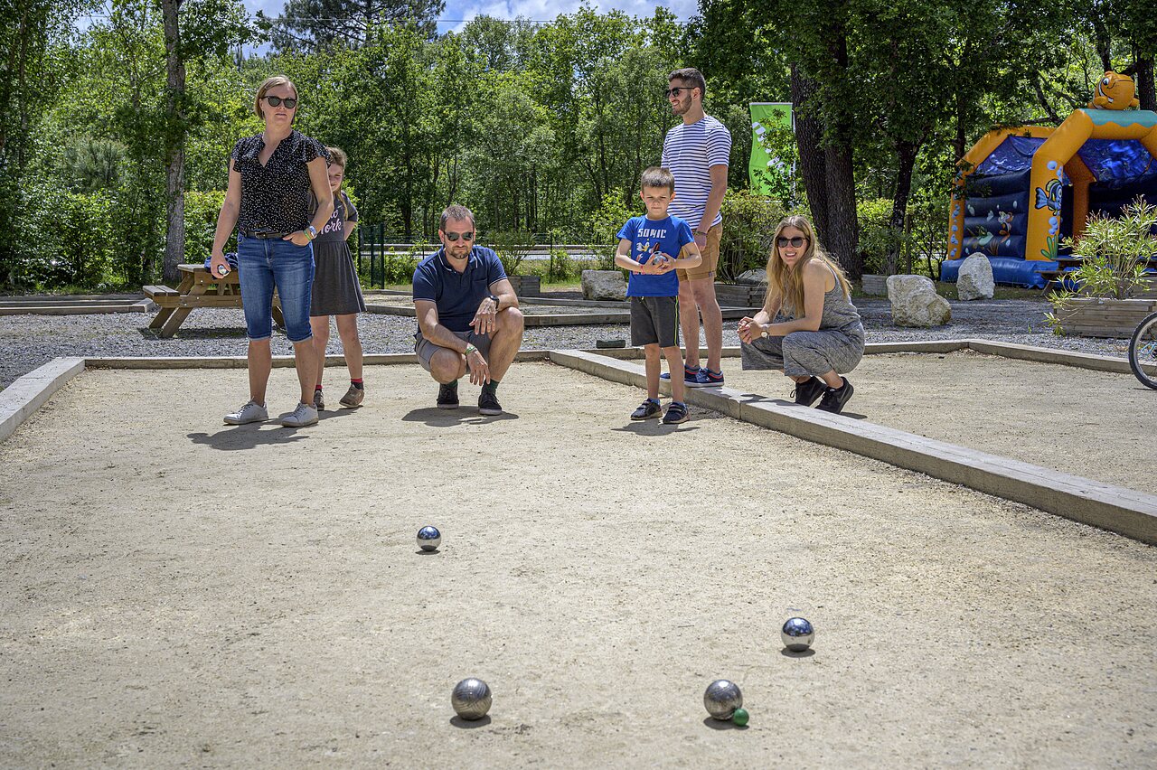 Family playing p�tanque at CAPFUN Talaris Vacances campsite in Lacanau (33).