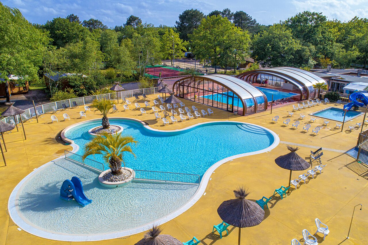 Outdoor and indoor pools, slides, solarium at CAPFUN Talaris Vacances campsite in Lacanau (33).