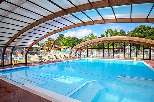 Piscine couverte avec jacuzzi intégré au camping CAPFUN Talaris Vacances à Lacanau (33)