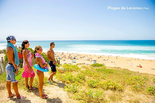 Plage de Lacanau avec famille regardant l'océan, Gironde, Nouvelle-Aquitaine.