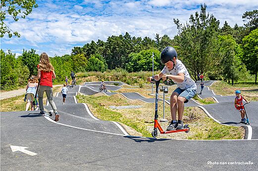 Enfants sur piste de pump track au camping CAPFUN Talaris Vacances à Lacanau.