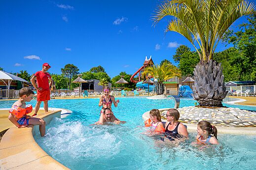 Piscine extérieure, jacuzzi et toboggans au camping CAPFUN Talaris Vacances à Lacanau (33).