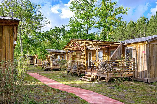 Mobil-homes en bois avec terrasses au camping CAPFUN Talaris Vacances à Lacanau (33).