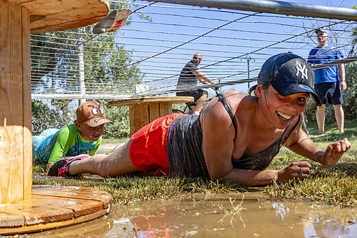 Activité parcours d'obstacles boueux en famille au camping CAPFUN Talaris Vacances à Lacanau (33).