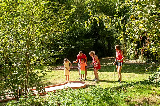 Mini-golf familial sur parcours verdoyant au camping CAPFUN Talaris Vacances � Lacanau.