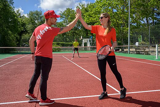 Joueurs de tennis sur le court au camping CAPFUN Talaris Vacances à Lacanau (33).