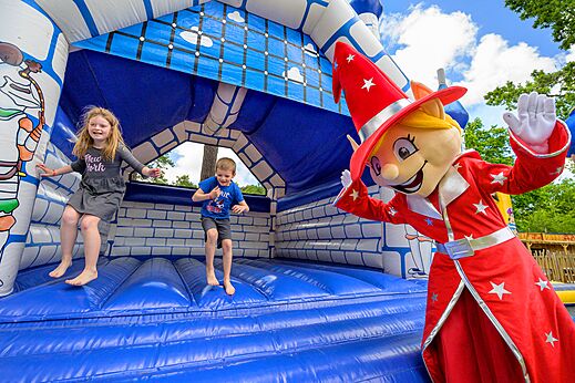 Structure gonflable et mascotte avec enfants jouant au camping CAPFUN Talaris Vacances à Lacanau (33).