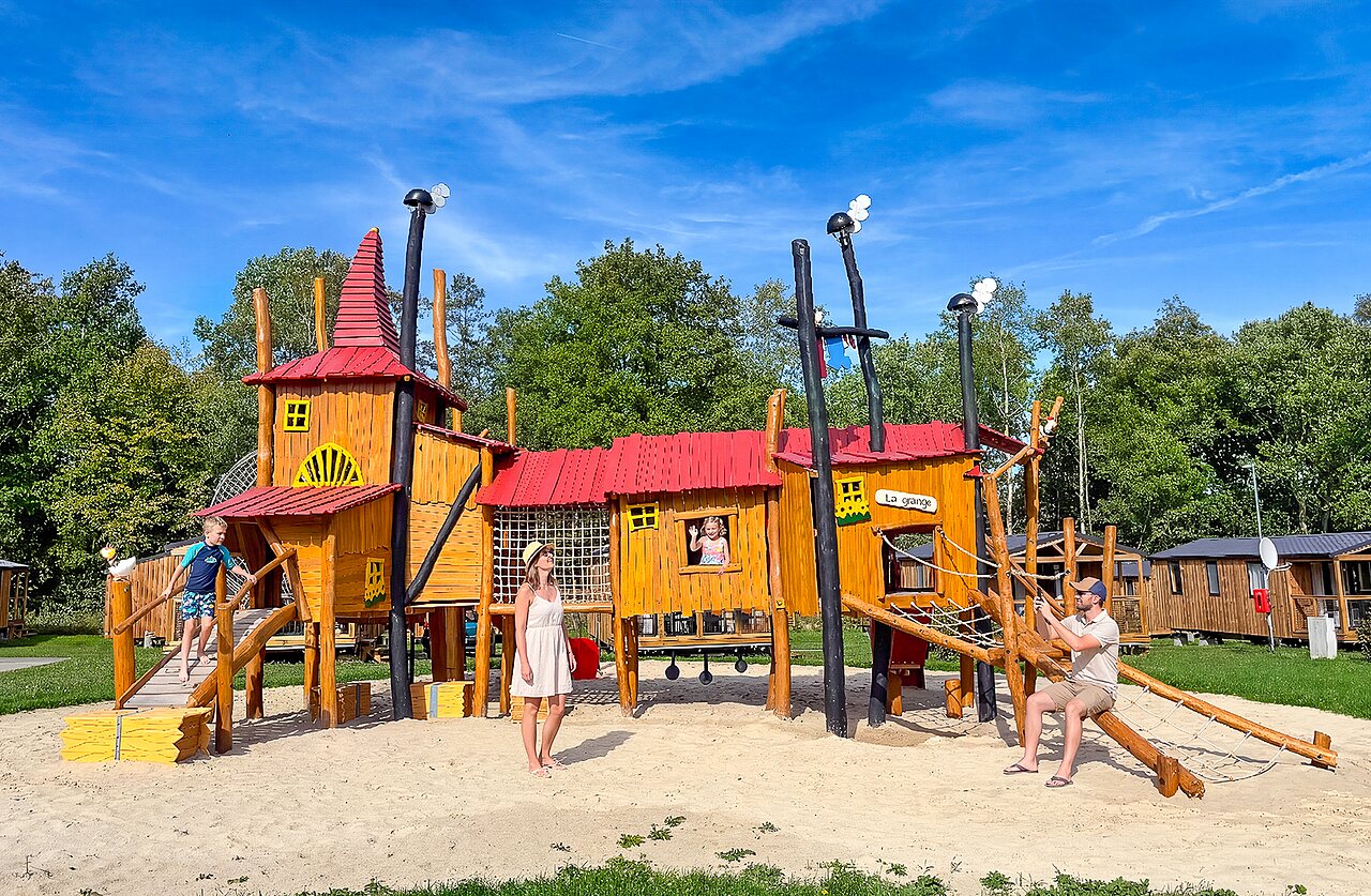 Gro�er Holzspielplatz im Piratenschiff-Design auf dem Campingplatz CAPFUN Tecklenburg in Tecklenburg-Leeden (49).