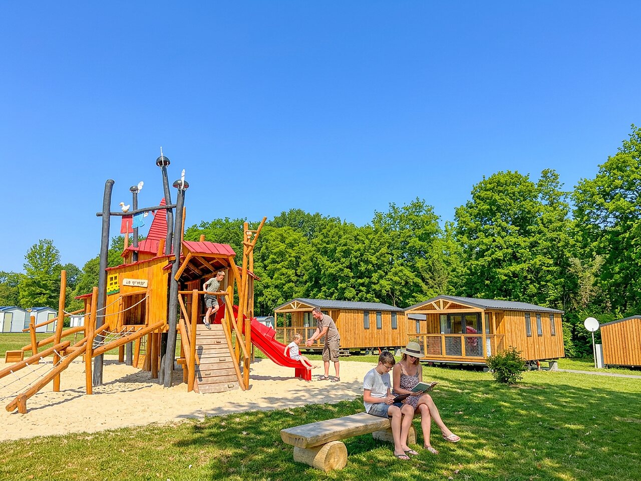 Holzspielplatz, Rutsche und Mobilheime auf dem Campingplatz CAPFUN Tecklenburg (49).