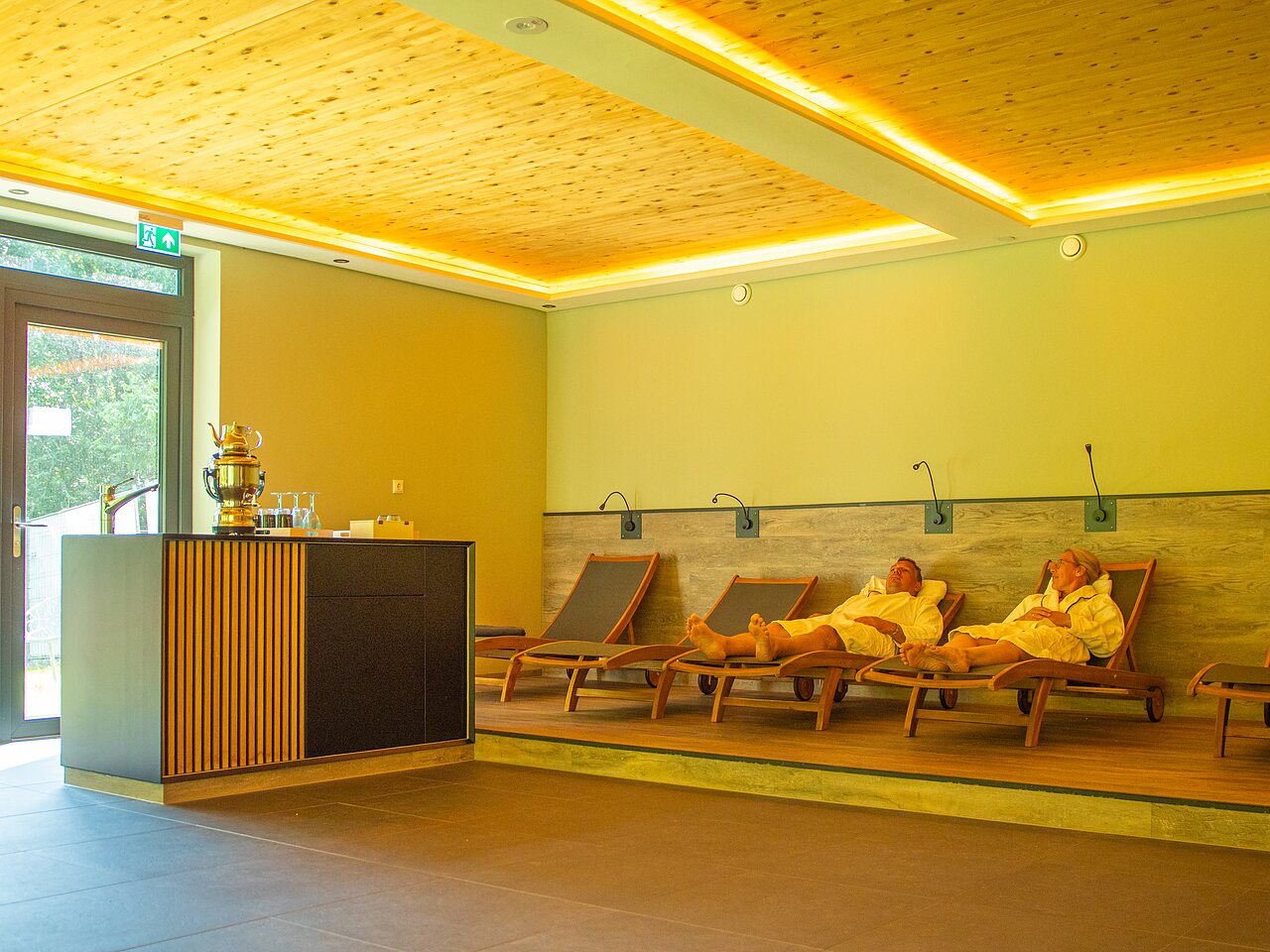 Spa-Entspannungsbereich mit Liegest�hlen auf dem Campingplatz CAPFUN Tecklenburg in Tecklenburg-Leeden (49).