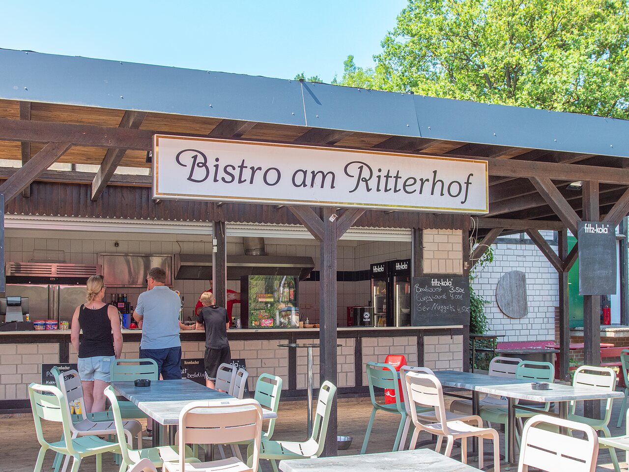 Au�enbistro und Restauranttische auf dem Campingplatz CAPFUN Tecklenburg in Tecklenburg-Leeden (49).