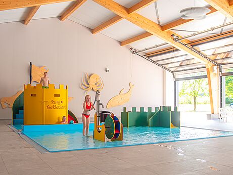Spielerisches Hallenbad, Wasserspiele auf Campingplatz CAPFUN Tecklenburg in Tecklenburg-Leeden.