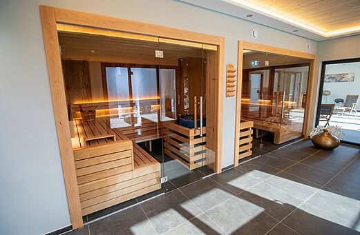 Deux saunas modernes en bois avec portes vitrées au camping CAPFUN Tecklenburg à Tecklenburg-Leeden (49).