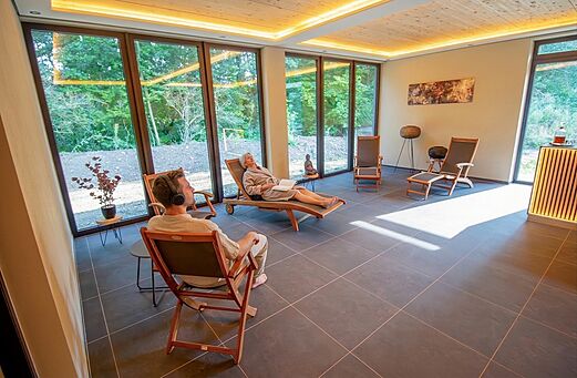 Heller Entspannungsbereich mit Sesseln und Naturblick auf dem Campingplatz CAPFUN Tecklenburg in Tecklenburg-Leeden (49).