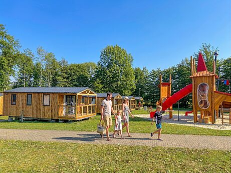 Mobilheime und Kinderspielplatz auf dem Campingplatz CAPFUN Tecklenburg in Tecklenburg-Leeden.