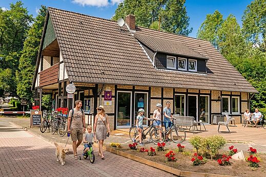 Rezeptionsgebäude des Campings, Außenterrasse auf dem Campingplatz CAPFUN Tecklenburg in Tecklenburg-Leeden (49).