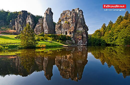Célèbres rochers des Externsteine et leur reflet sur l'eau, lieu touristique.